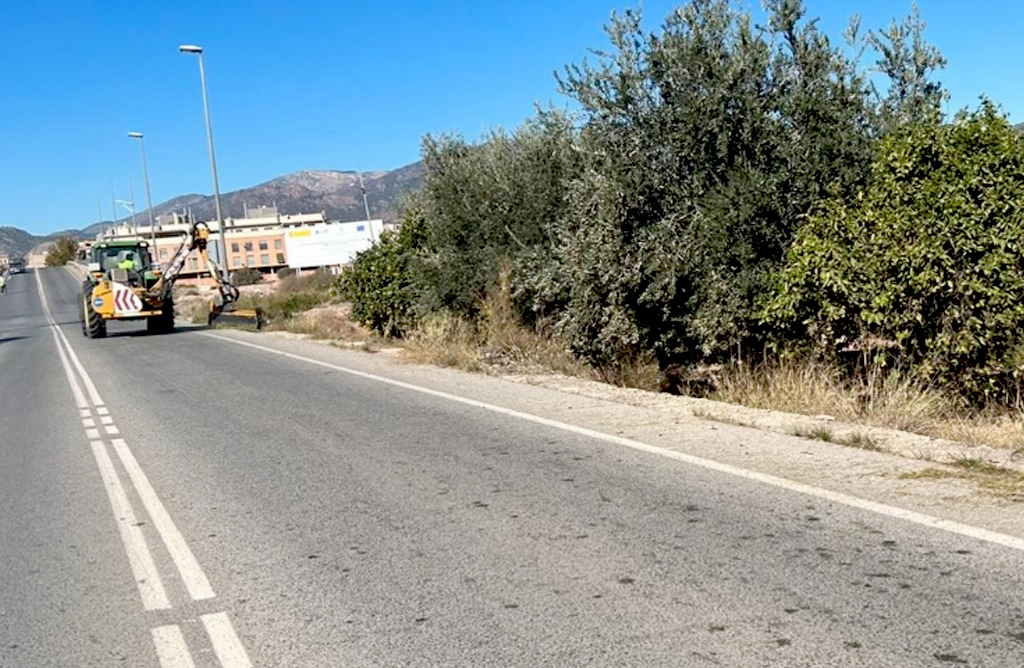 Se están realizando tareas de desbroce en el tramo que une Totana con la autovía de Mazarrón